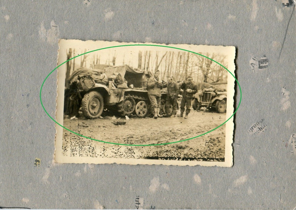 Foto Soldaten bei Essen am Panzer Spähwagen Halbkette