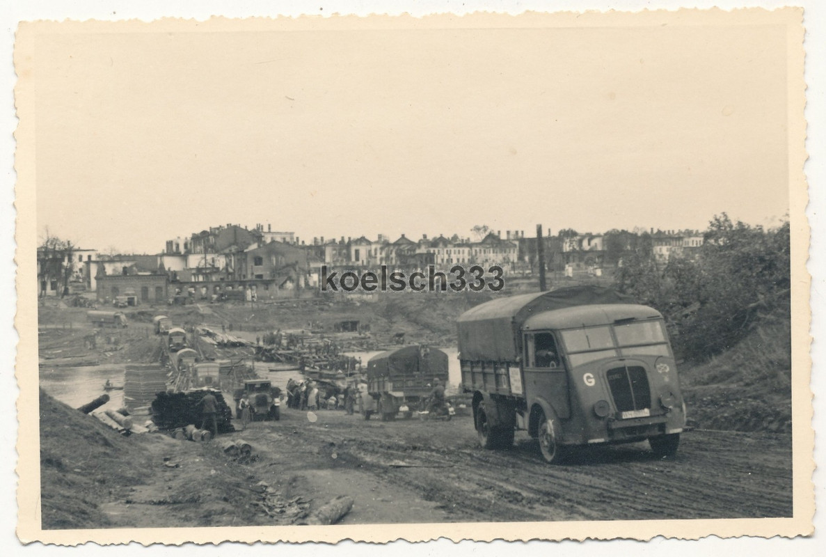 Foto Renault LKW der 18. Panzer Division an einer Kriegsbrücke in Russland 1941