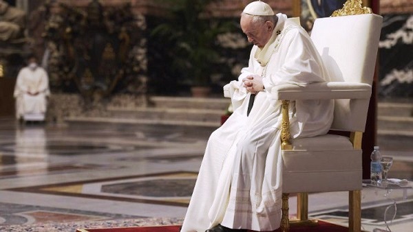 Il Papa chiede di pregare per lui, Fornos: sosteniamolo nella sua missione dans Articoli di Giornali e News Papa-Francesco-in-preghiera