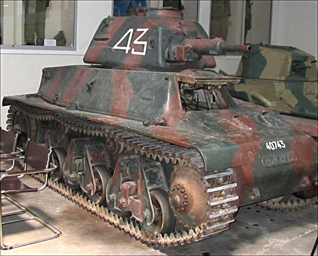 Tanque Hotchkiss H39 en el Museo del Tanque Francés, Musée des Blindés en Saumur, Francia