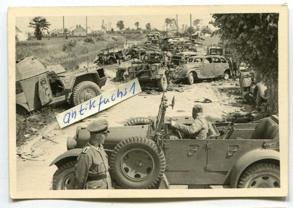 Deut.Militär-Kübelwagen u.zerst.Fahrzeuge aus En