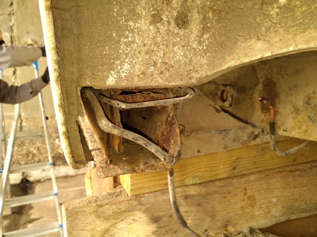 partie de chassis abimée côté gauche