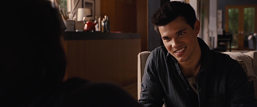 The Twilight Saga: Breaking Dawn - Part 1 2011 BluRay [Hindi + Tamil + Telugu + English] 480p, 720p, 1080p ESub Screenshot