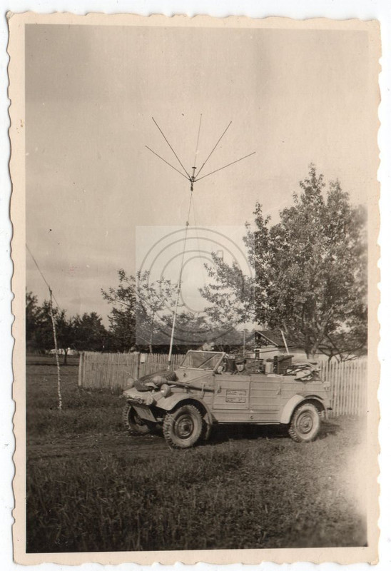 Soldat in seinem VW Kübelwagen Panzerfaust auf d