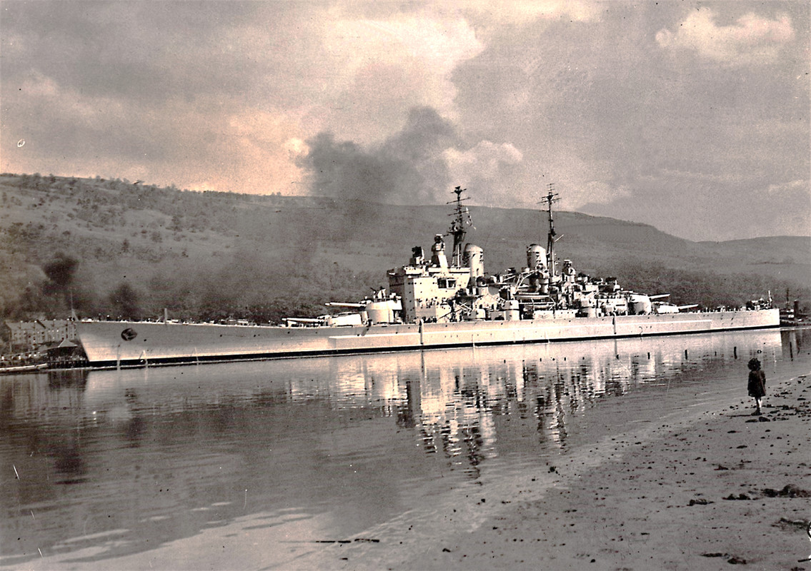 HMS Vanguard покидает верфь John Brown and Company в Клайдбанке после достройки, май 1946