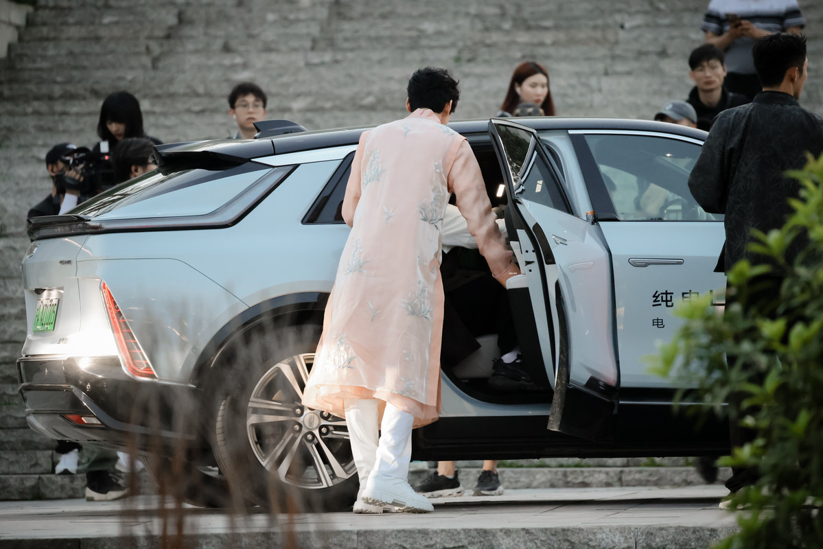 006CT39Tgy1hddeaah03qj36bk47s7wo