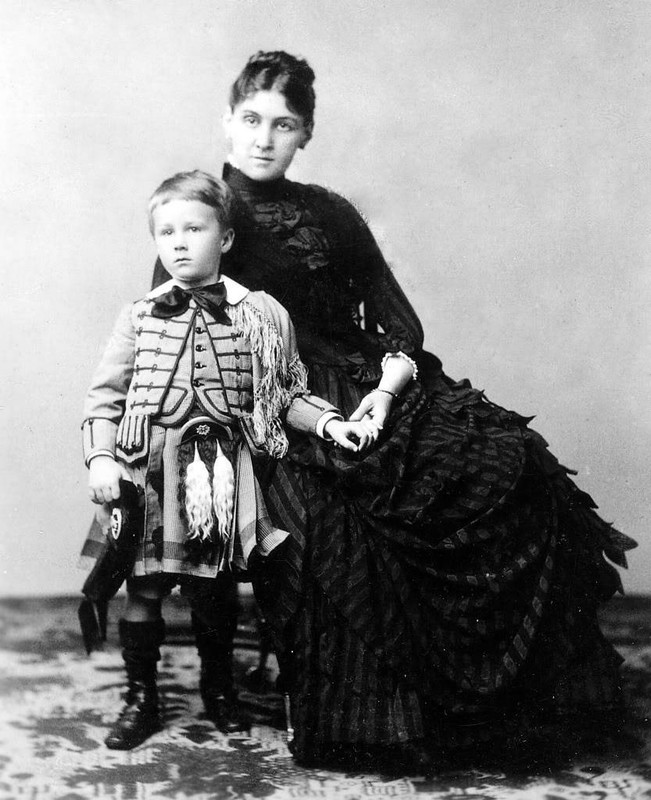 Sara Delano Roosevelt y el pequeño Franklin Delano Roosevelt en la década de 1880