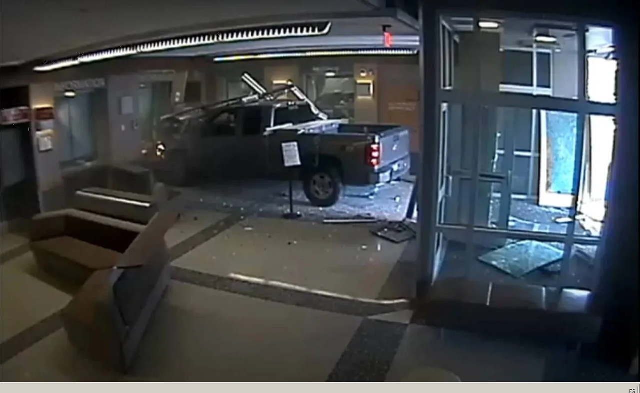 Hombre estrella su camioneta contra una estación de policías