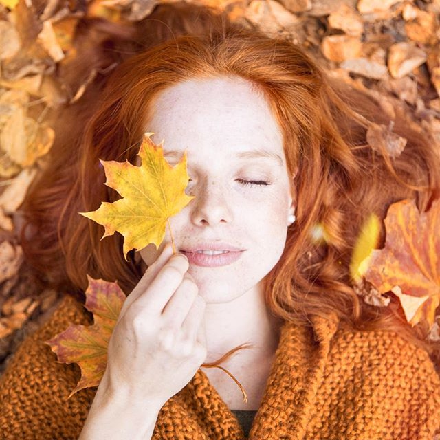 riđokosa devojka leži na jesenjem lišću