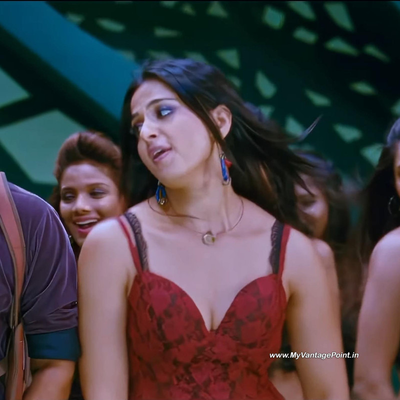 47-Anushka-Shetty-Hot-in-Singam-2-in-Kannukkulle-Song