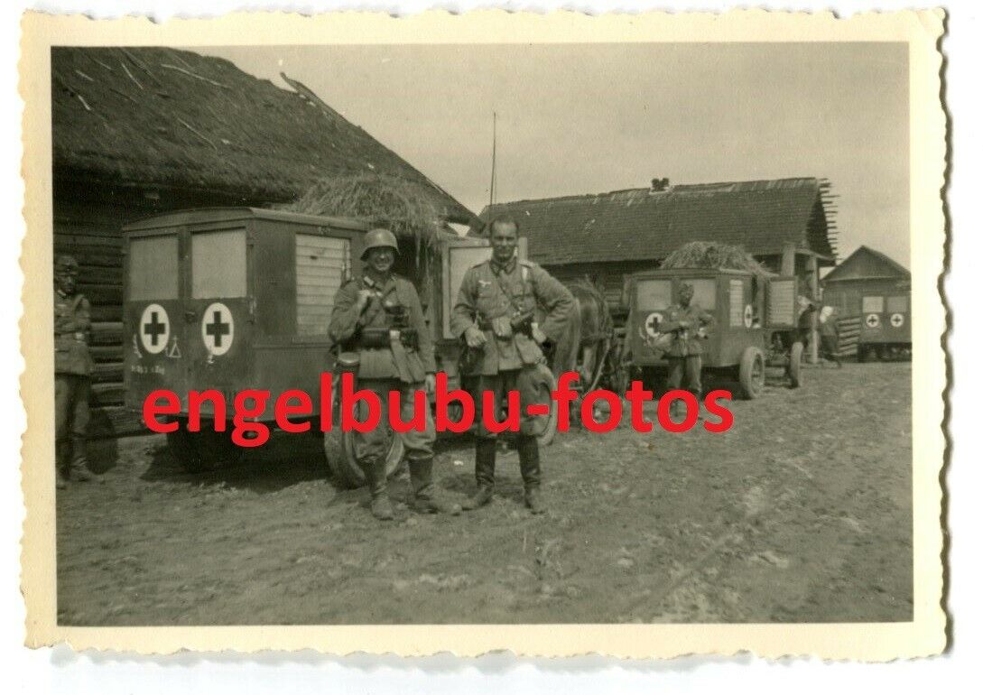 FOTO - FAHRZEUG  LASTWAGEN  LKW - Einsatz  combat - SANITÄTS-KOLONNE - Rußl.