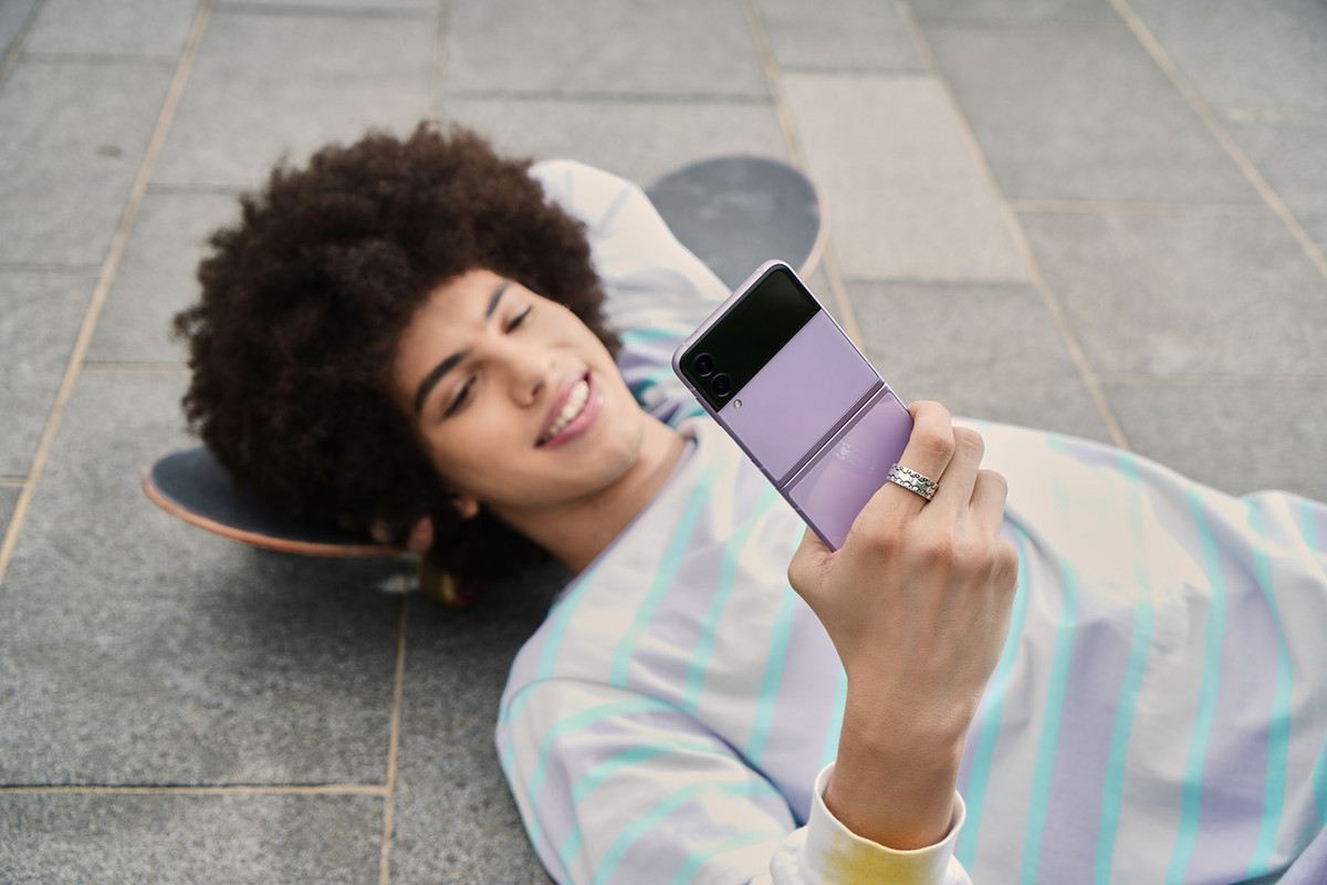 Membuat Konten Kreatif dengan Samsung Galaxy Z Flip3 Membuat Konten Kreatif dengan Samsung Galaxy Z Flip3