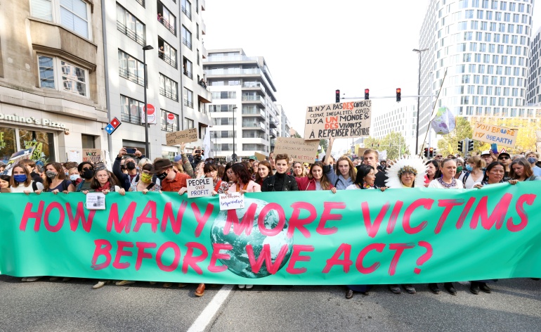 Miles marchan en Bruselas contra el cambio climático; exigen medidas más aduaces