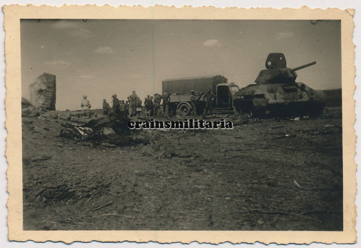 Orig. Foto zerstörte russische Beute Panzer T-34 Tank in Russlan
