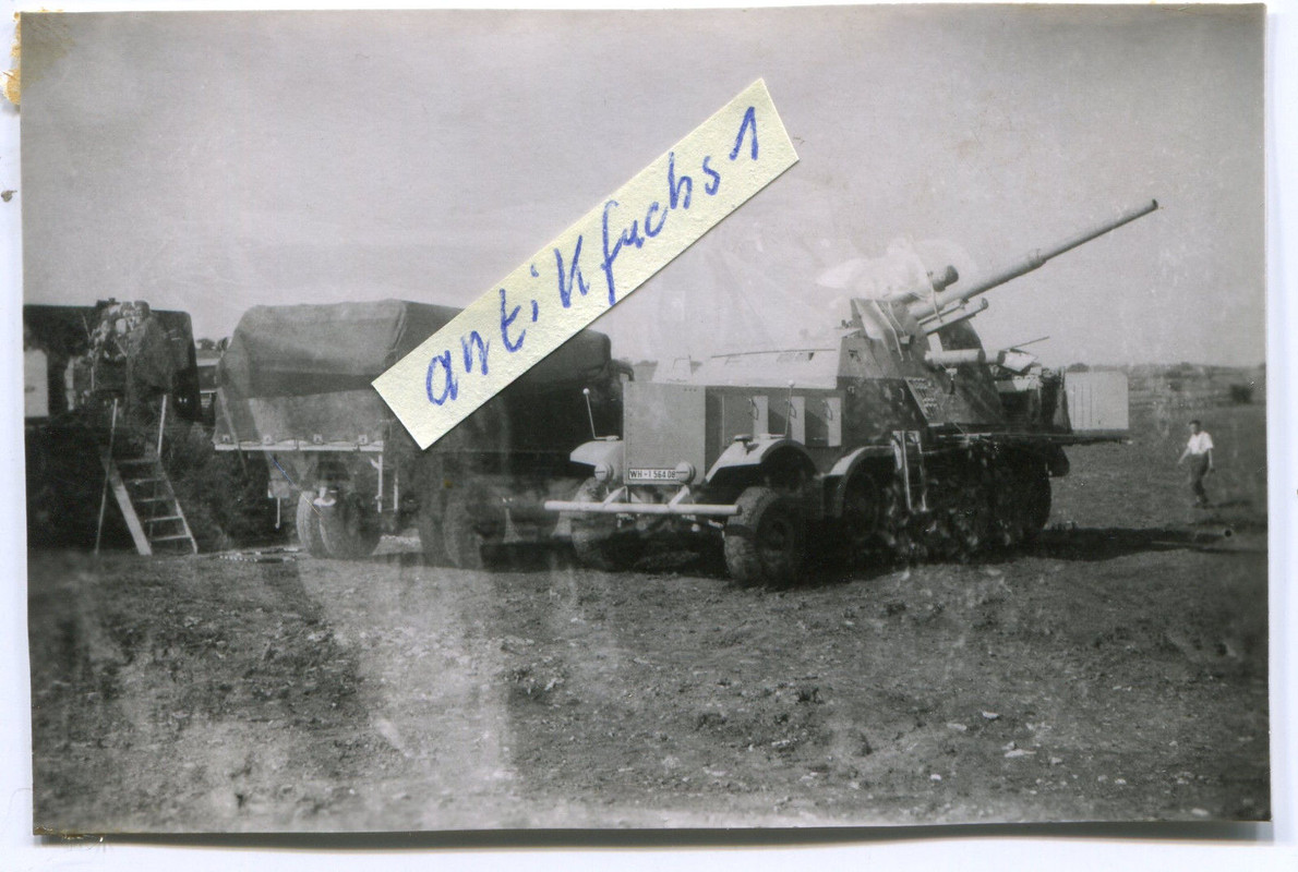 schwer gepanzerte SFL-Halbkette mit 8,8cm Geschü