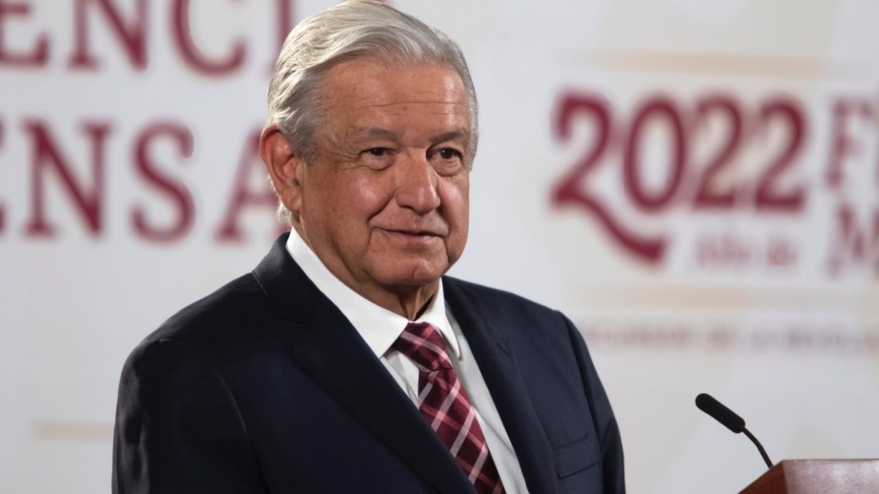 AMLO comprará máquina alemana para tapar baches en 5 minutos
