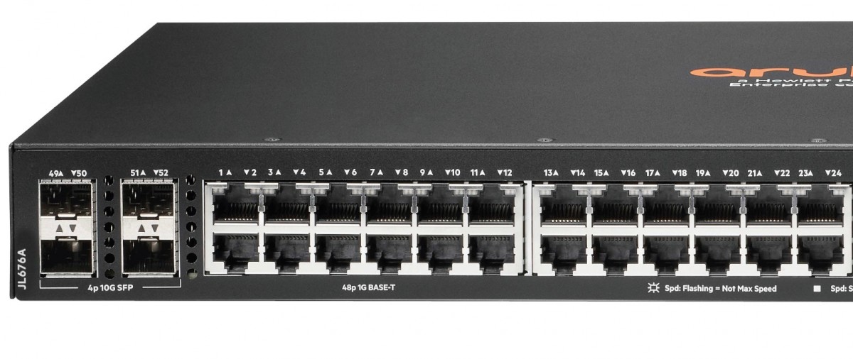 Detalhe do painel traseiro do Switch Aruba Instant On 1960 JL676A, mostrando a entrada de energia e slots de módulos.
