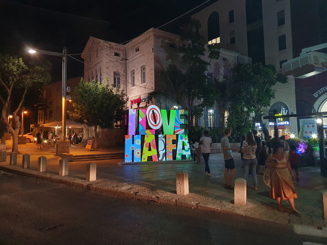Мультимедийный знак I love Haifa возле торгового центра סיטי סנטר на бульваре Бен-Гурион в Хайфе