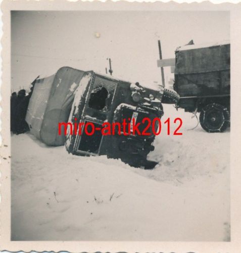 Foto, Wehrmacht, Truck ist erschöpft umgefallen 