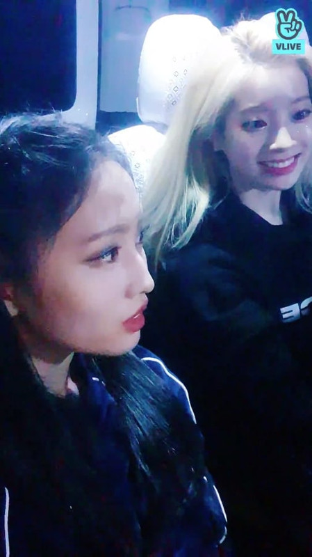 Dahyun dan Momo saat melakukan siaran langsung menggunakan media sosial V Live.