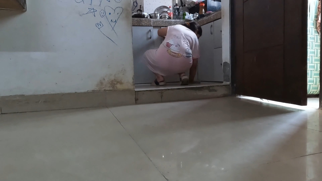 Fleshy Punjabi lady sexy thighs and panty show in dailywear.mp4_snapshot_00.04.418