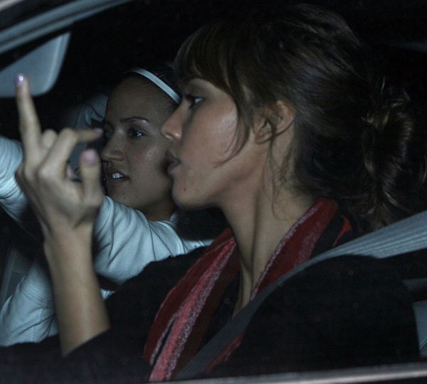jessica-alba-finger-1213