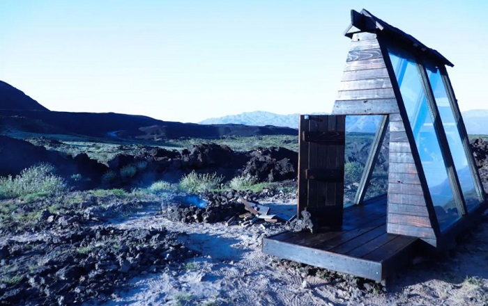 Airbnb unik yang berlokasi di tengah kawah vulkanik berusia 10.000 tahun.