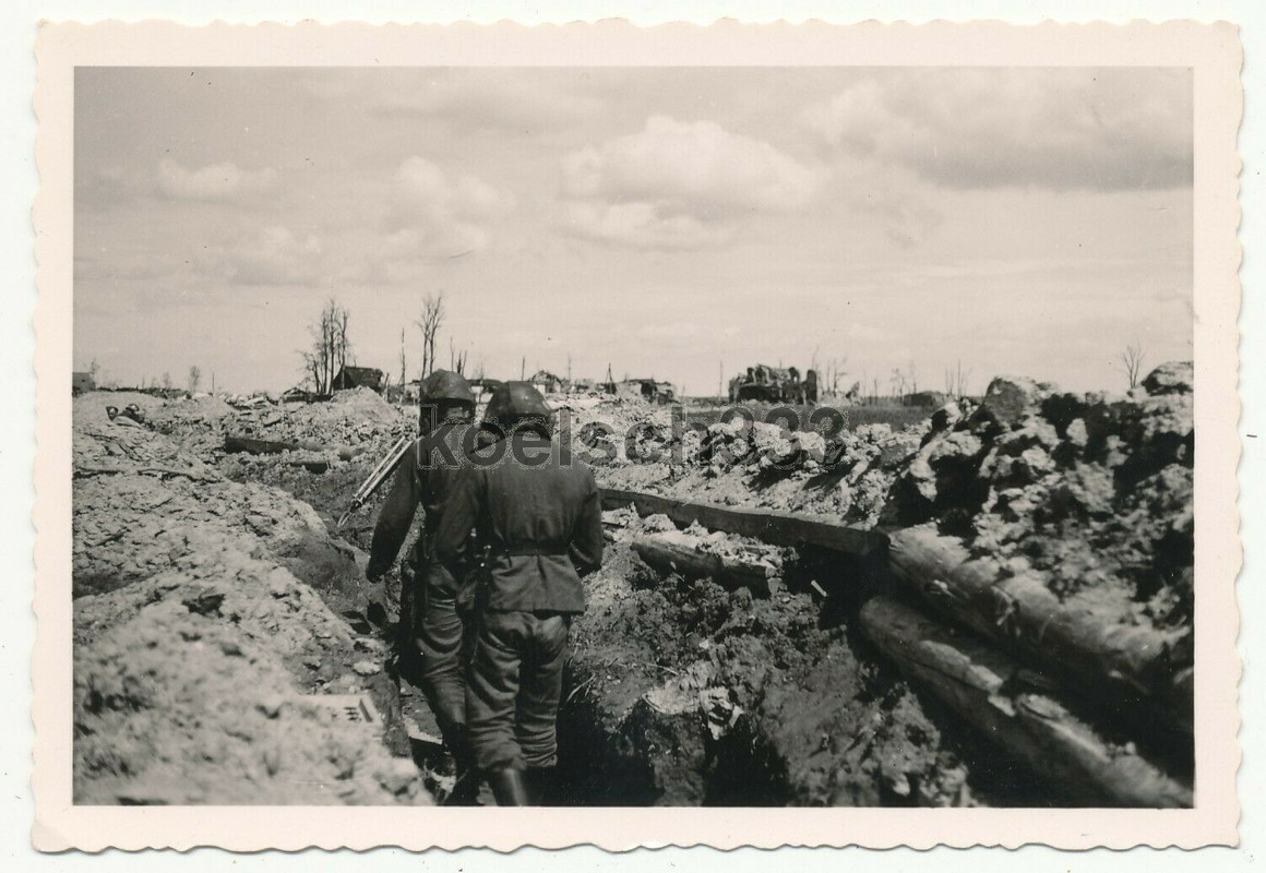 Foto Landser mit Mückenschleiern im Kampfgraben an der Ostfront 
