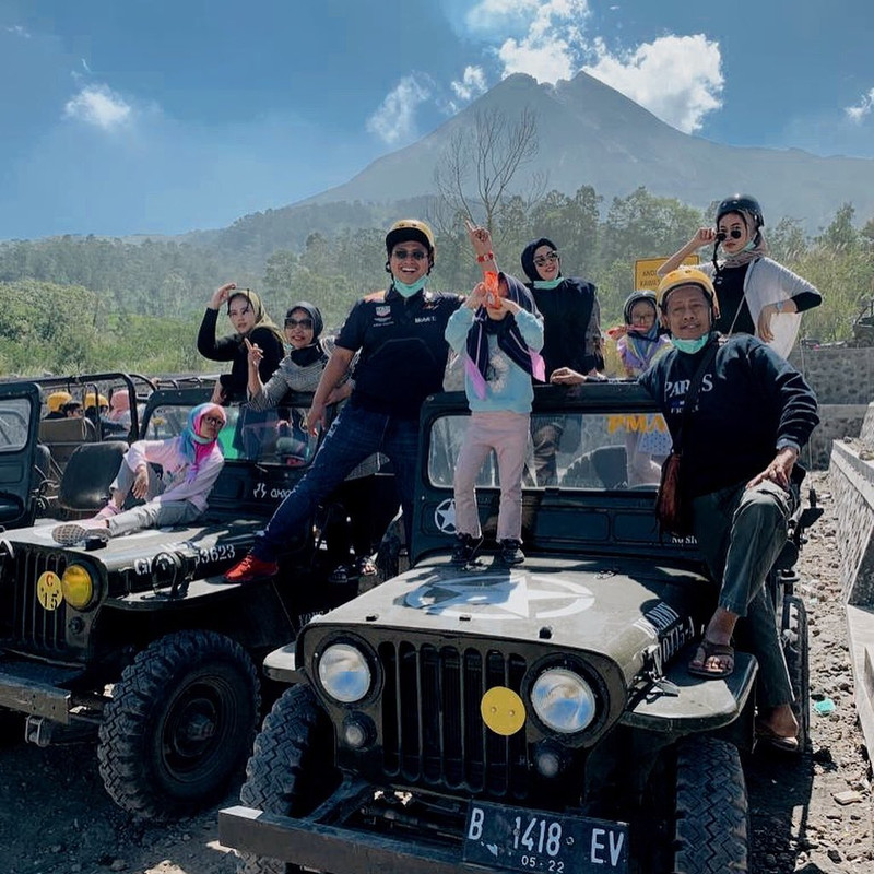 Rombongan wisatawan yang mengikuti Lava Tour Merapi dengan menaiki mobil jeep.