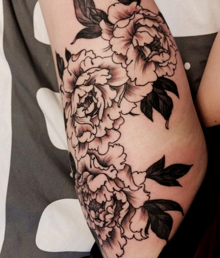Black-and-white-flower-tattoo 512235 (5)