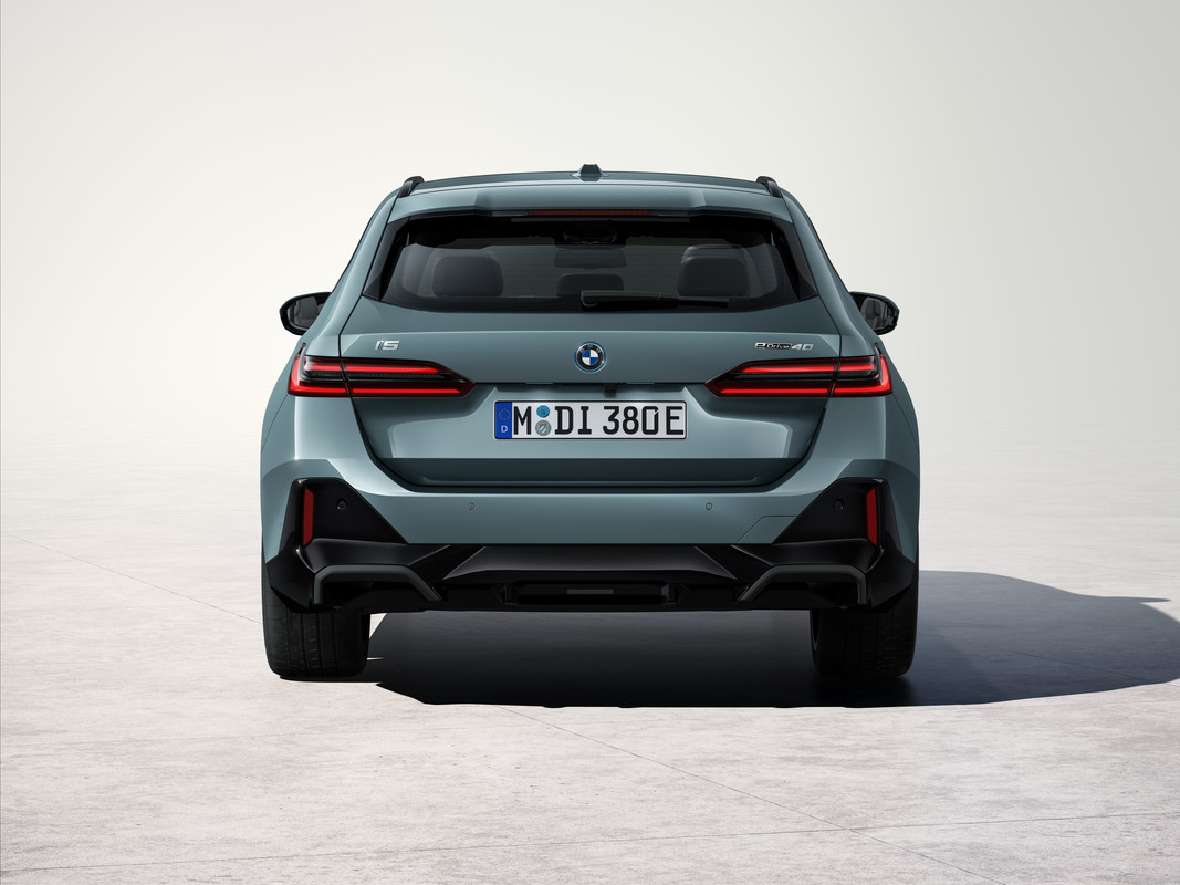P90536873_highRes_the-new-bmw-i5-edriv