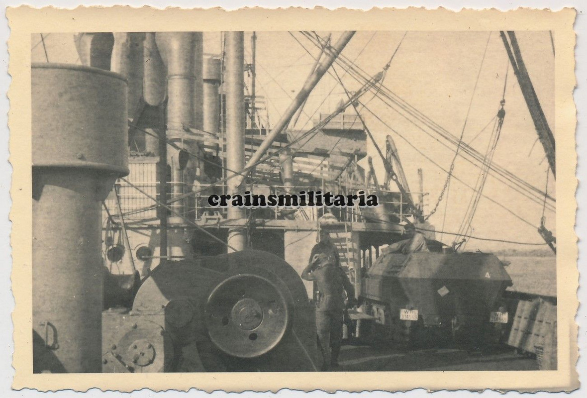 Orig. Foto Verladung SdKfz 251 Panzerspähwagen Panzer in Schiff 