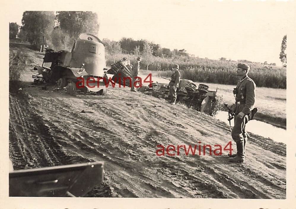 Deutscher Soldat PPD-40 am zerstörten russ. Panzer Pripetsümpfe Ostfront
