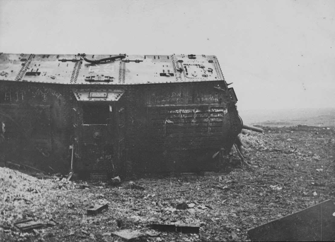 V2676. Est de Villers Bretonneux (Somme). Tank allemand renversé, vue de la partie supérieure avant 