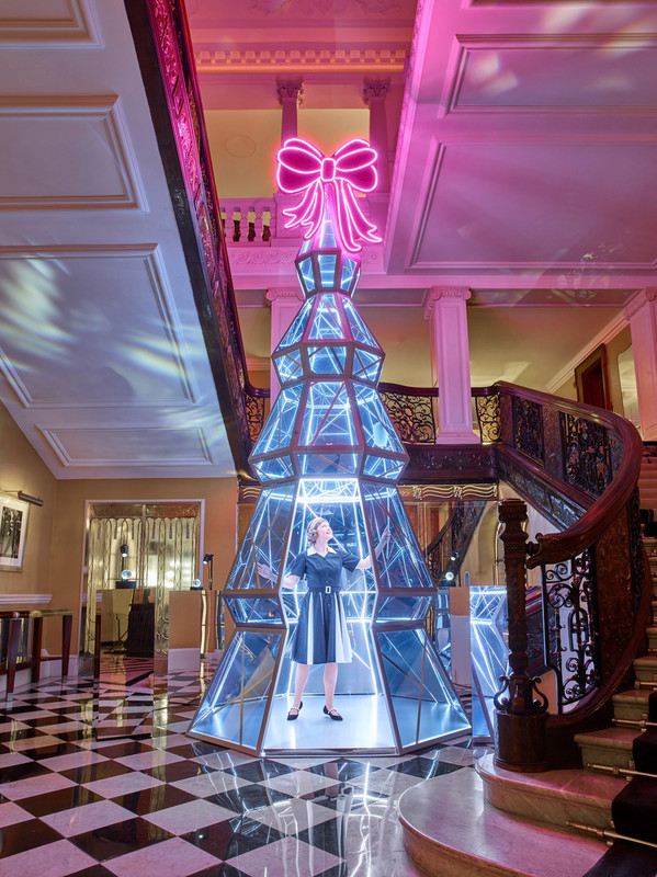 Jimmy Choo illumina l'albero di Natale 2022 del Claridge a Londra