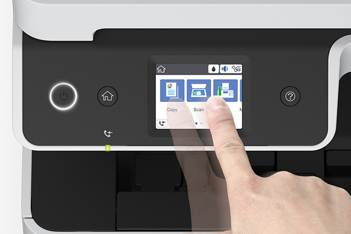 Una persona utilizando la pantalla táctil y el alimentador de documentos de la Epson M3170.