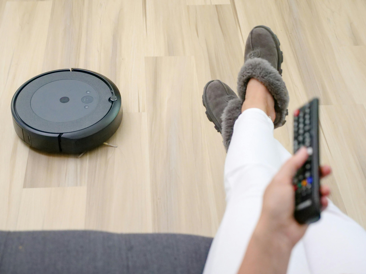 Robô aspirador WAP ROBOT W100 em piso — ilustrativa