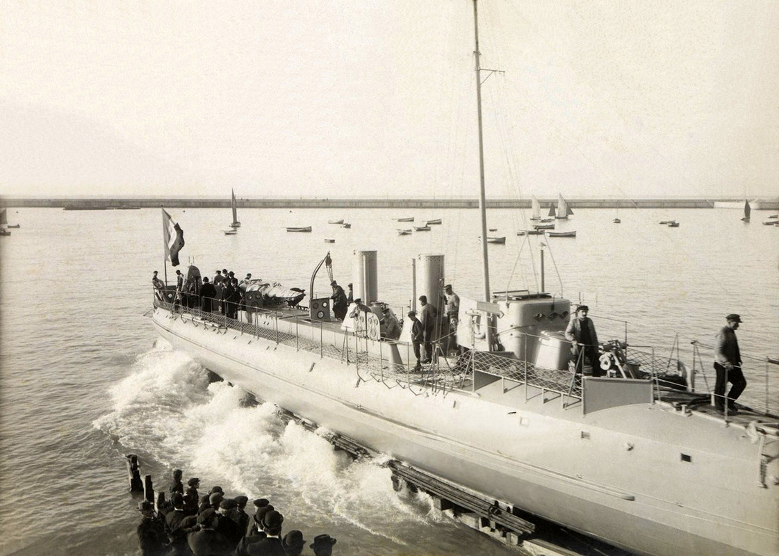 Спуск Lancement d'un torpilleur aux chantiers Augustin Normand au Havre. Torpilleur №№295-296 (1906)