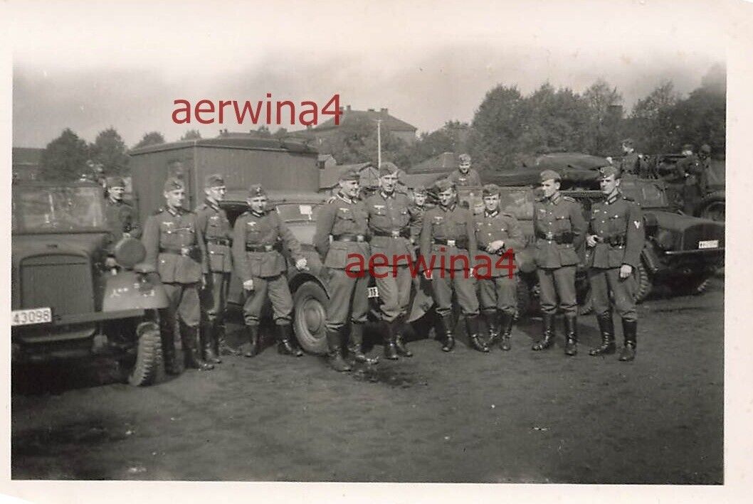 Gruppenfoto Soldaten am PKW Horch 830 mit Kasten Aufbau bei Köln