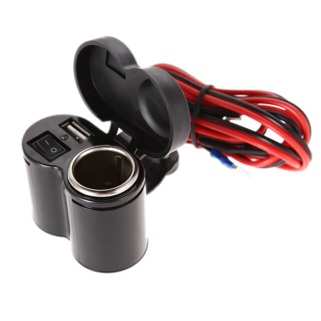Cargador USB para manillar de motocicleta con puerto USB y toma de encendedor.