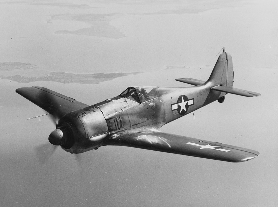 Fw 190 trouvé dans les bois en Russie 12-septembre-1945-Le-pilote-de-l-USAF-le-1er-lieutenant-Robert-J-Anspach-tente-de-transporter-u