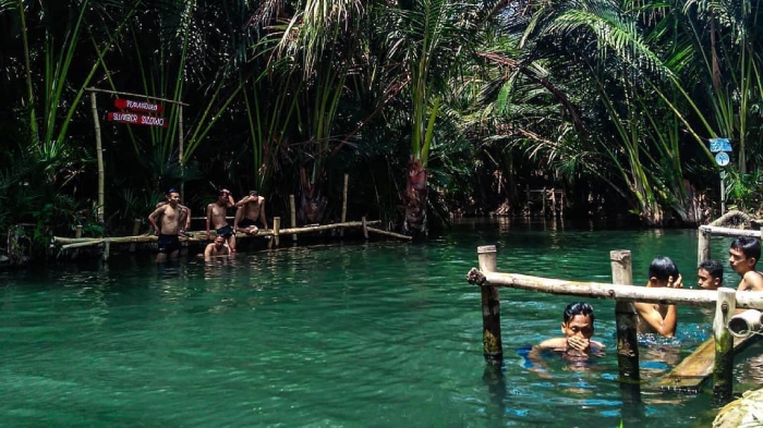 Wsiatawan sedang berenang di Wisata Silowo, pilihan tempat wisata di Tuban yang lagi viral.
