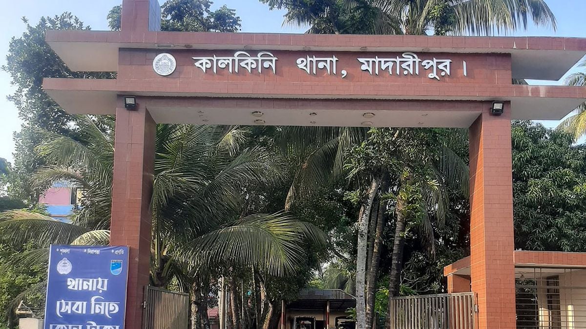 গোপনে ভিডিও ধারণ করে গৃহবধূকে ব্ল্যাকমেইল