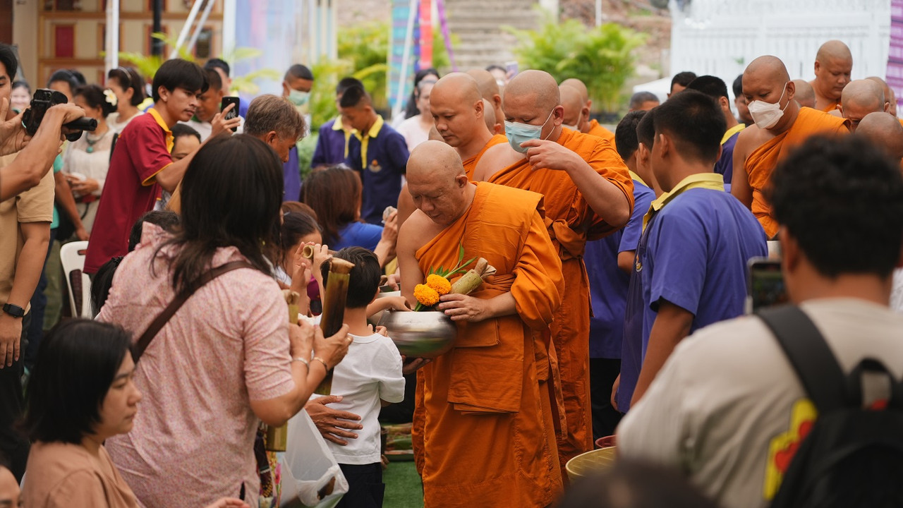 ตักบาตรข้าวหลาม (3)