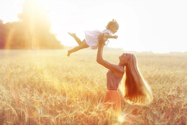 Happy-mother-and-child-in-the-wheat-field-HD-picture.webp