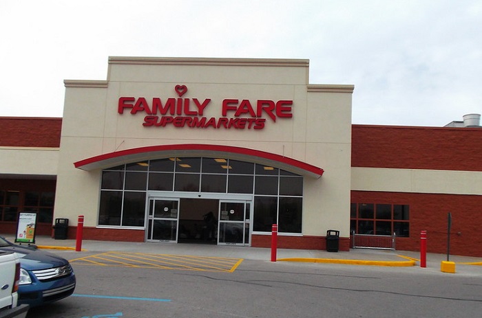 Seorang wanita tunawisma asal Michigan, AS ditemukan tinggal di atap supermarket Family Fare Midland selama sekira 1 tahun tanpa ketahuan.