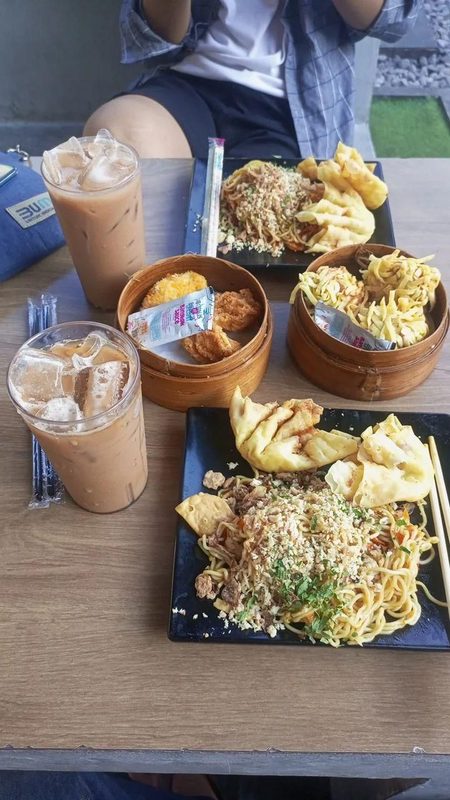 Minuman segar warna-warni