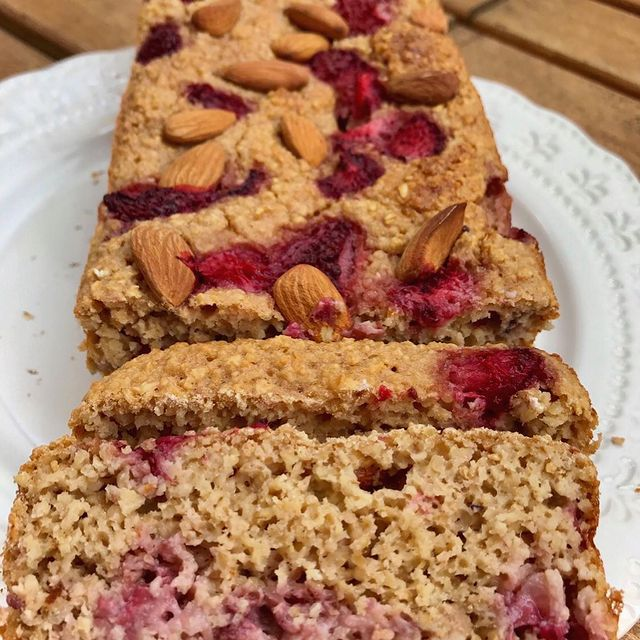 Budin de avena, almendras y frutillas