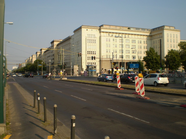 Martes 11-Berlin Story Museum y tour del muro - Willkommen in Berlin (8)