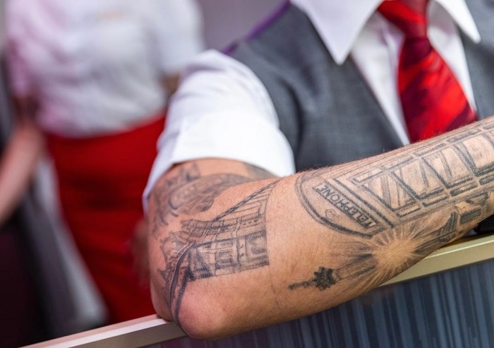 Selain yang berada di wajah dan leher, pramugari dan awak kabin Virgin Atlantic diizinkan untuk memperlihatkan tatonya.